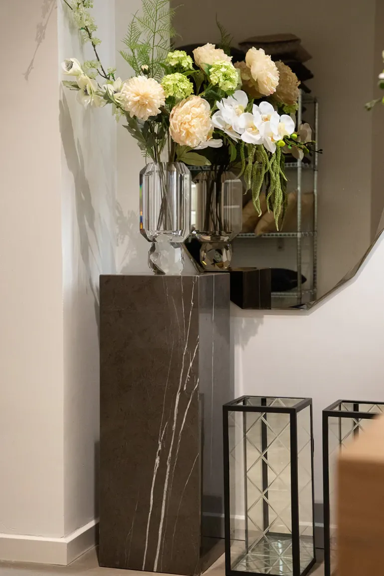 Phantom Cube Table - Lightning Pedestal